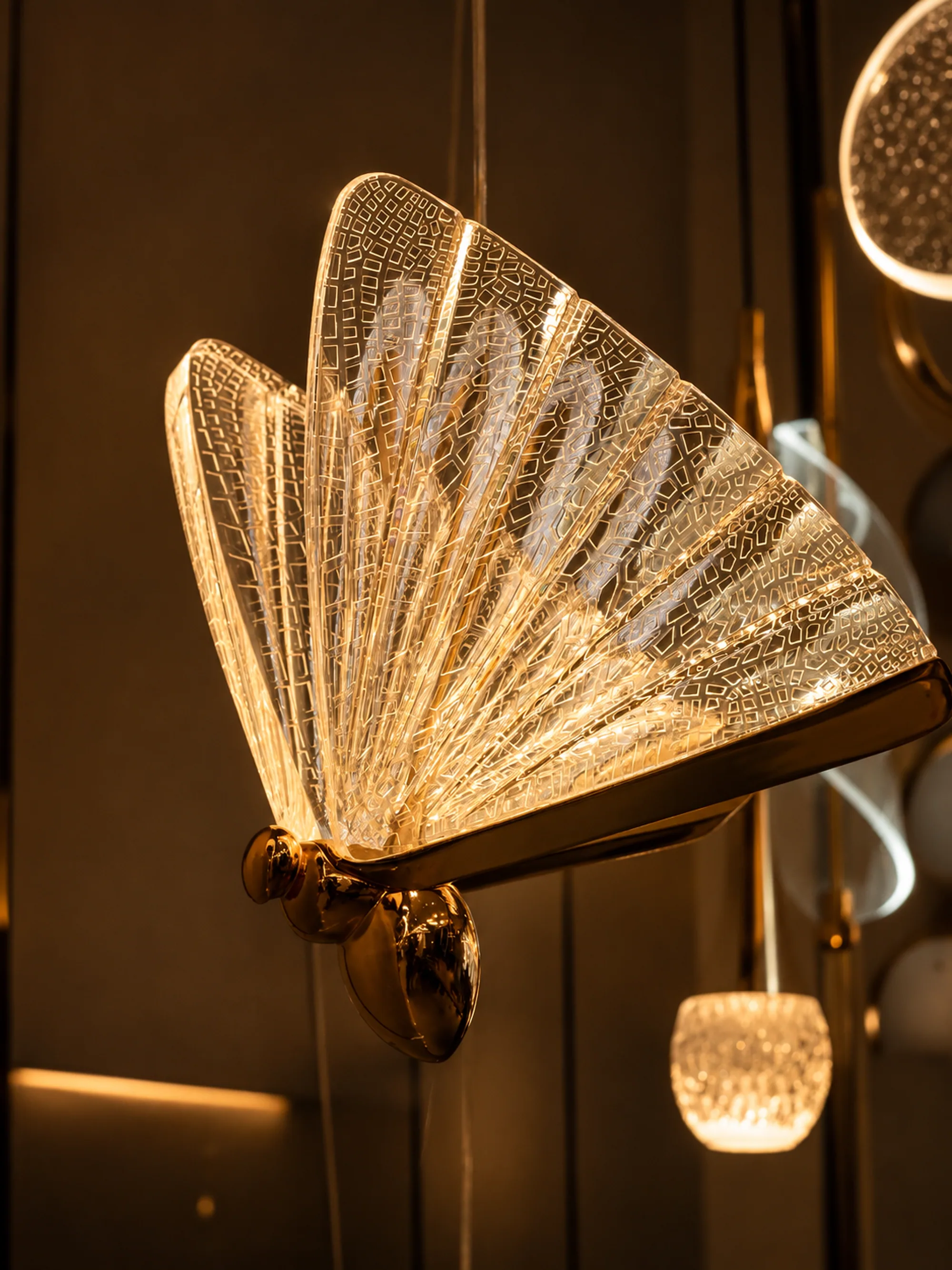 Pendente Borboleta — luminária no showroom da Central do LED