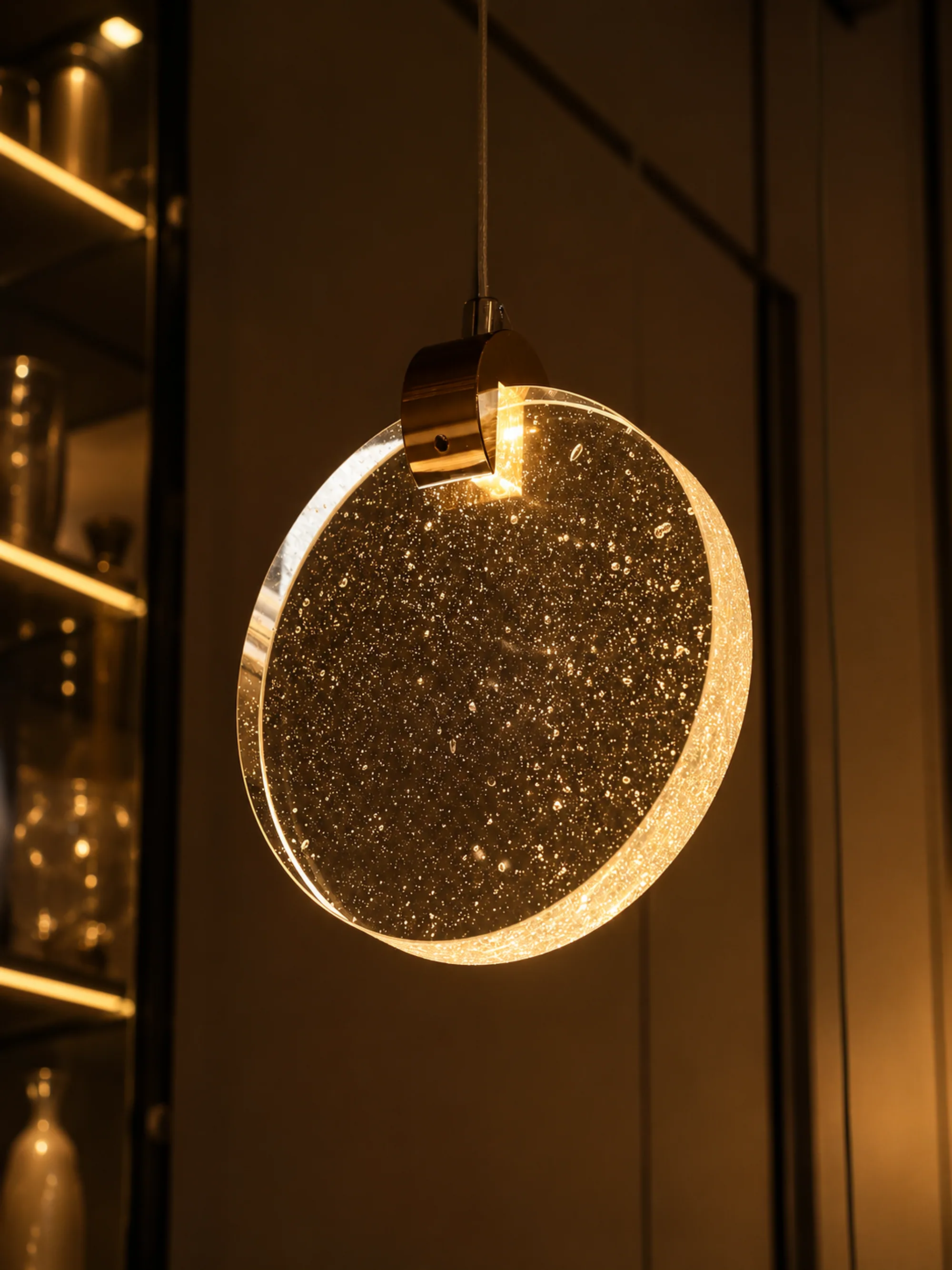 Lua de Cristal — luminária no showroom da Central do LED