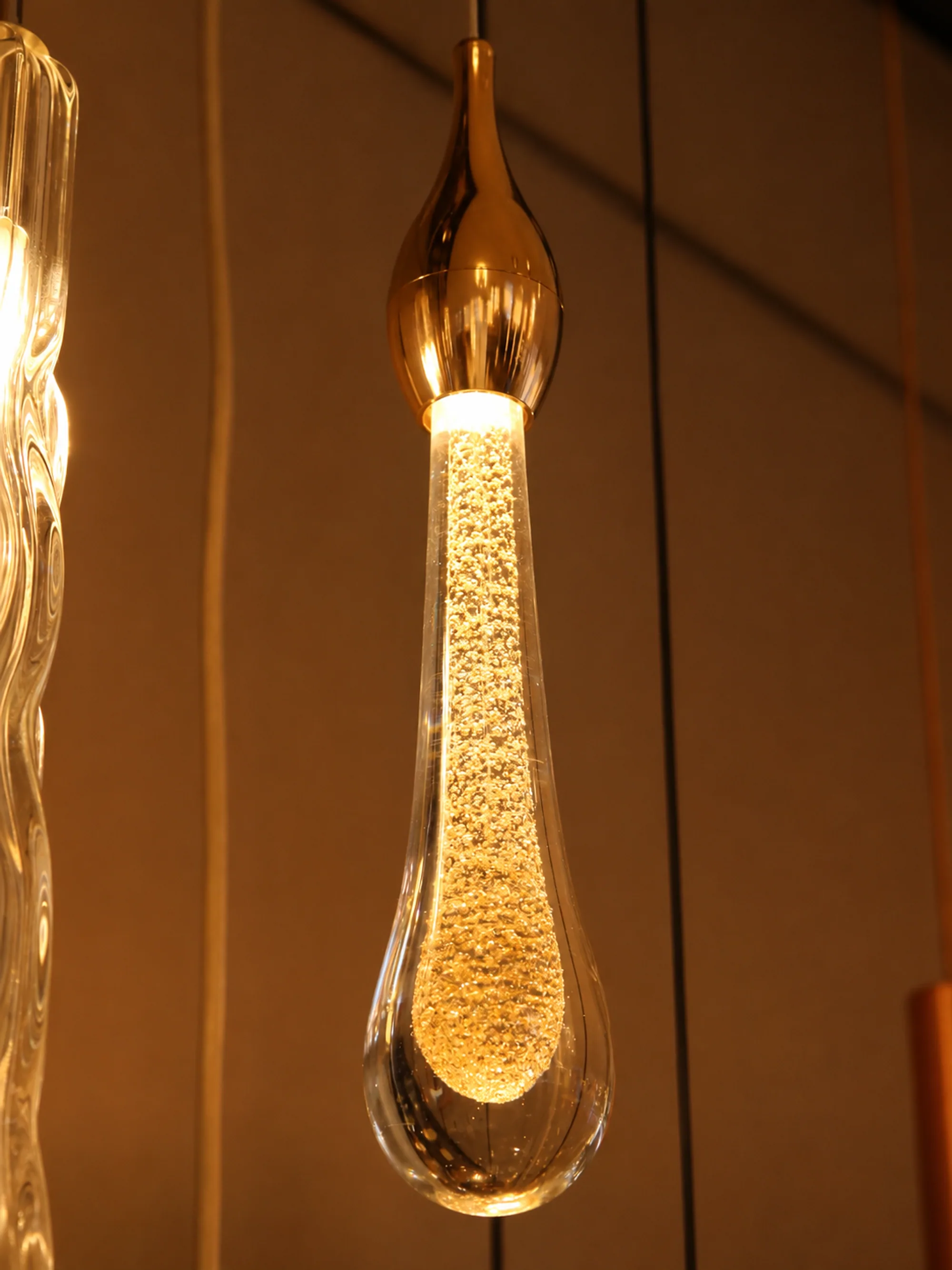 Pingo de Cristal — luminária no showroom da Central do LED