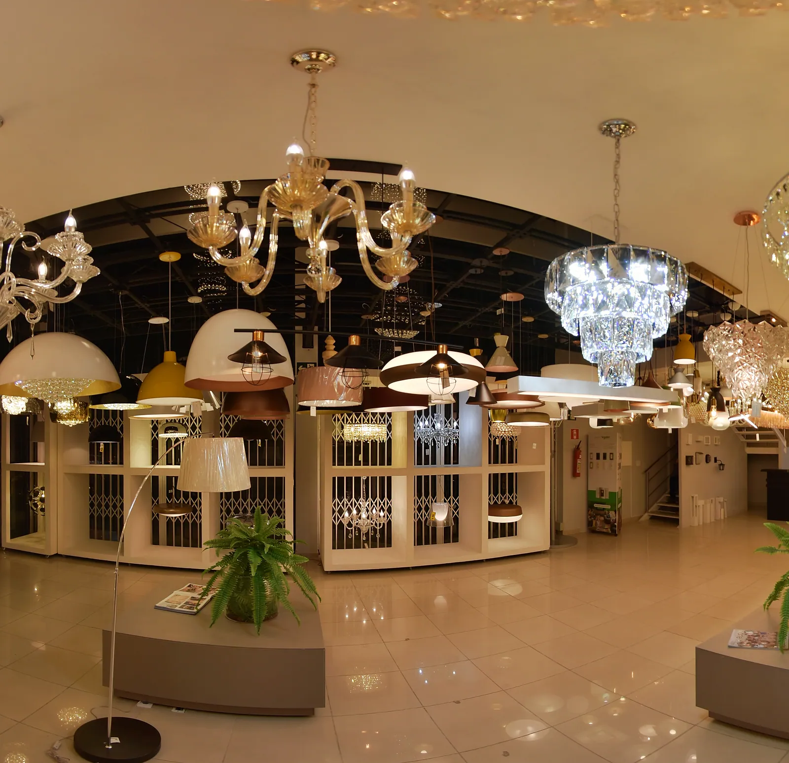 Parede de pendentes e cúpulas no showroom