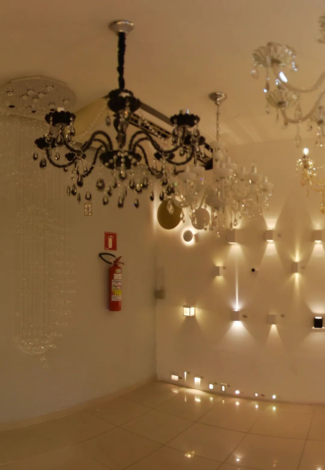Parede de spots e arandelas acesos
